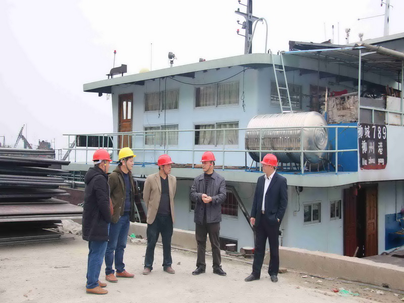 在码头跟企业法人强调安全生产的重要性，切实做好春运期间各项安全工作.JPG