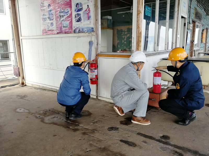 督查组在长洲船闸赤水报道站检查消防设施.jpg 督查组在长洲船闸赤水报道站检查消防设施.jpg