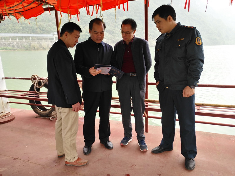何月甫局长带队认真检查渡船证件，强调要时刻把人民群众生命安全放在第一位。1.jpg