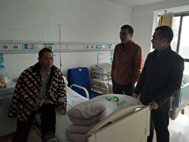 易学强局长慰问柳州分局职工梁建红.jpg 易学强局长慰问柳州分局职工梁建红.jpg