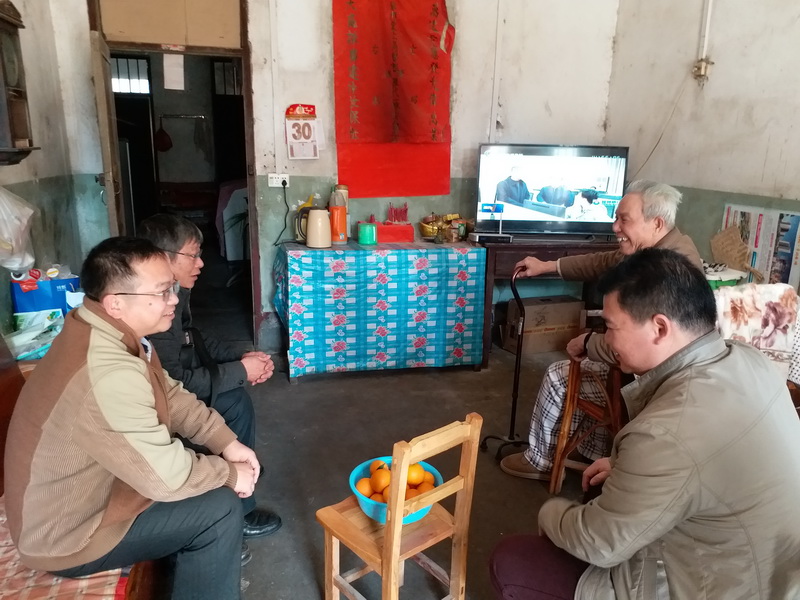 慰问退休老党员张仲明.jpg 慰问退休老党员张仲明.jpg