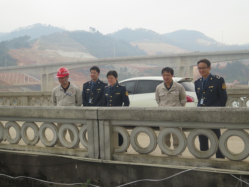 我局执法人员会同西津船闸业主对停航检修施工安全情况进行检查.jpg