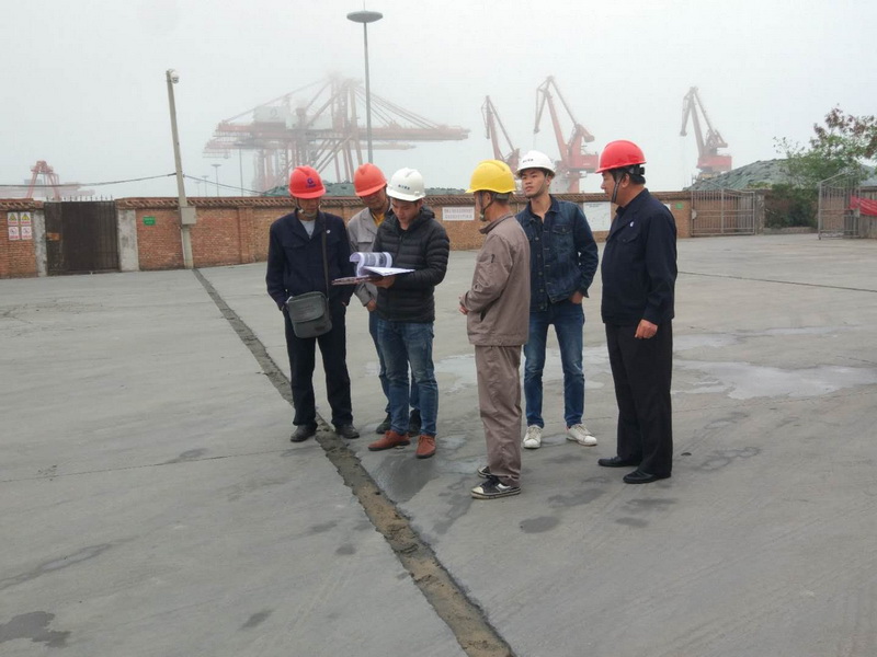 检查组对北海瓮福供应链管理有限公司进行检查.jpg 检查组对北海瓮福供应链管理有限公司进行检查.jpg