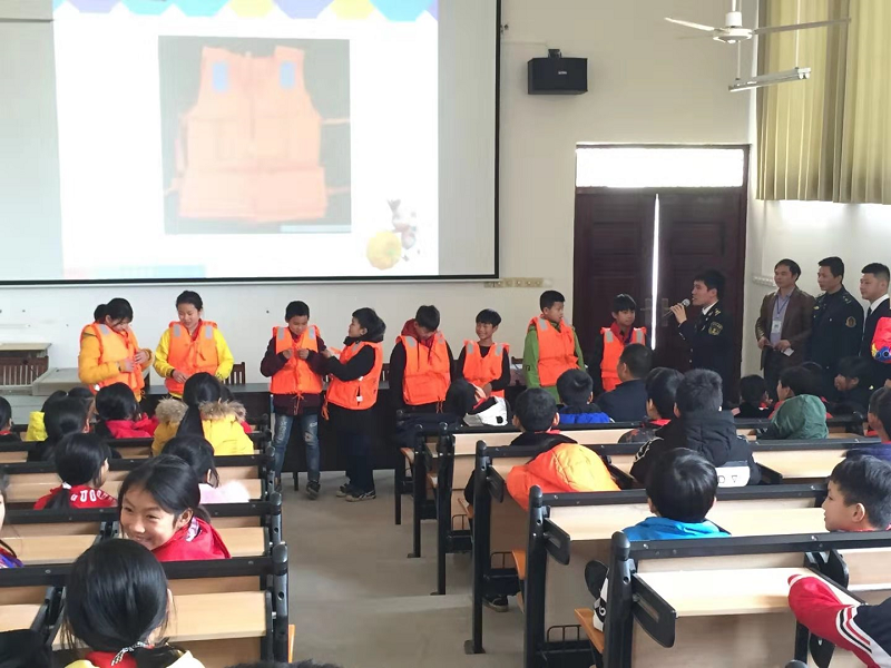 进入龙头镇中心小学，与在场的200名师生共同学习水上交通相关安全知识0.png