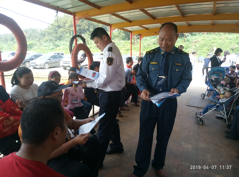 执法人员向群众发放扫黑除恶宣传资料.png 执法人员向群众发放扫黑除恶宣传资料.png