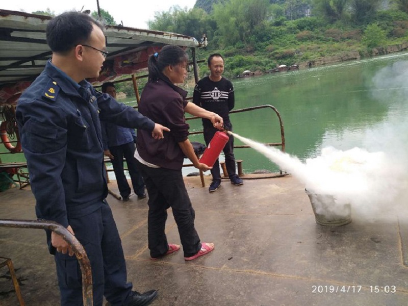 图为在新圩渡口忻城横015客渡船上进行失火应急自救演练，港航所所长蓝华在旁做指导，由渡船驾驶员实施灭火器灭火操作。.jpg