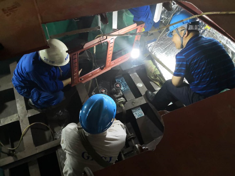 调研组在全回转推进装置舱了解情况.jpg 调研组在全回转推进装置舱了解情况.jpg