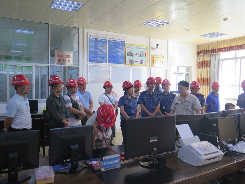 参观调度室.jpg 参观调度室.jpg