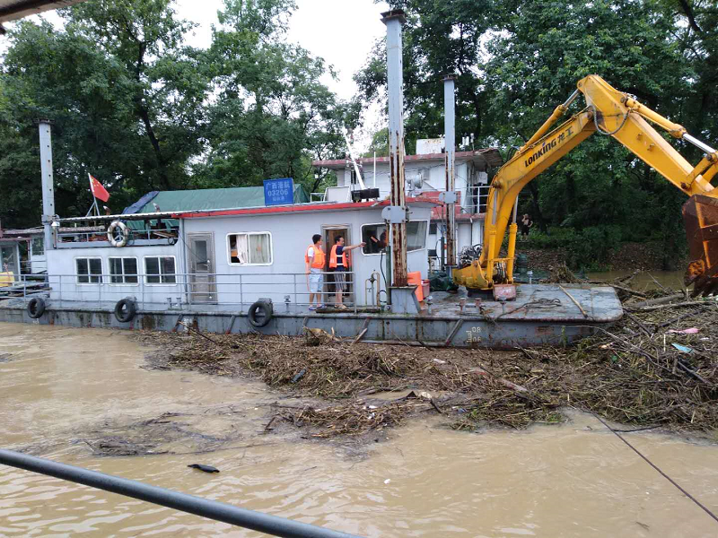 .疏浚处工作人员清除锚泊工作船附件积压的垃圾.png .疏浚处工作人员清除锚泊工作船附件积压的垃圾.png