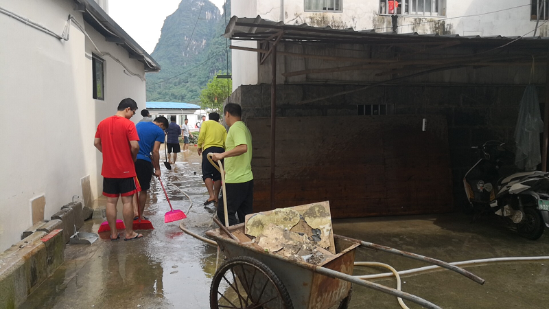 防汛人员正在清理洪水过后的站房.png 防汛人员正在清理洪水过后的站房.png