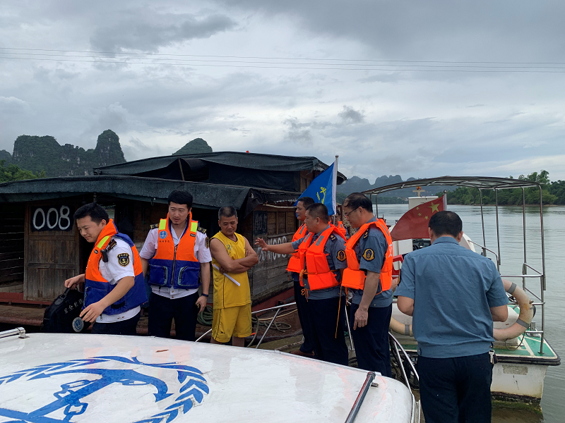 执法人员对船主进行宣传教育.png 执法人员对船主进行宣传教育.png