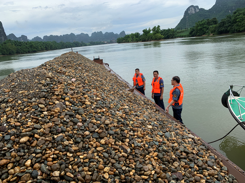 执法人员对运砂船舶开展执法检查.png 执法人员对运砂船舶开展执法检查.png