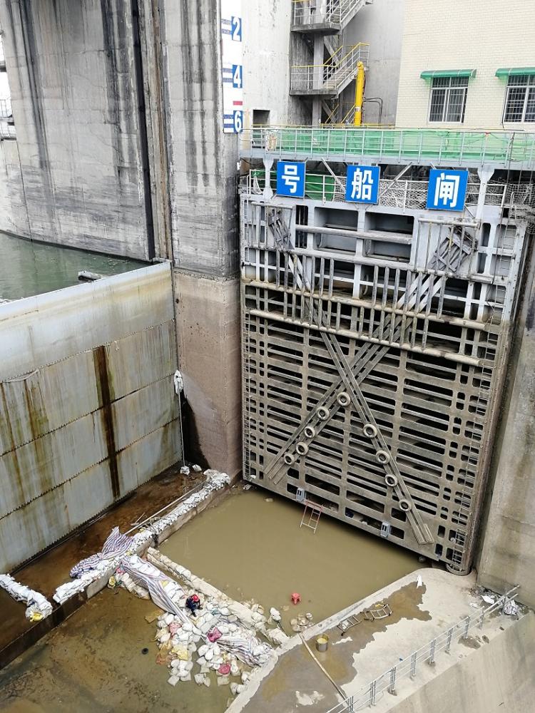梧州航道管理局领导到船闸现场了解维修工作开展情况.jpg 梧州航道管理局领导到船闸现场了解维修工作开展情况.jpg