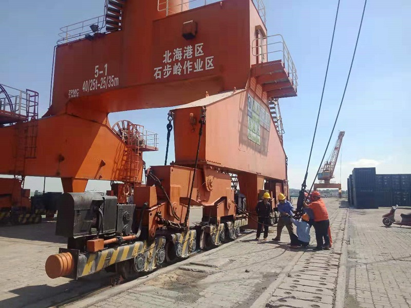 港区人员加固门机01.jpg 港区人员加固门机01.jpg