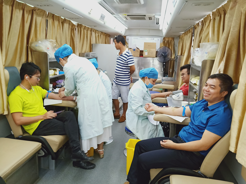 参加无偿献血活动的干部正在献血中.png 参加无偿献血活动的干部正在献血中.png