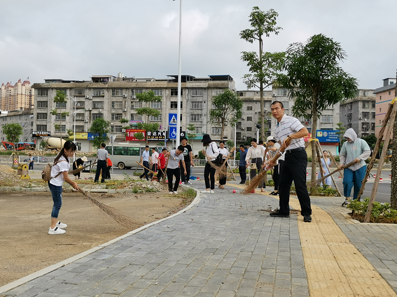 崇左市港航管理局干部在清扫责任区现场.png 崇左市港航管理局干部在清扫责任区现场.png