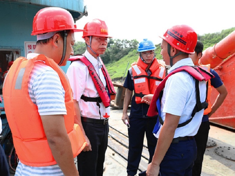 8月29日，贵港至梧州3000吨级航道工程建设指挥部（以下简称“指挥部”）指挥长刘临雄（左二）、工程处处长陈艺和项目总监等一行，到小壬滩航道整治工程现场进行检查。刘临雄（左二）听取施工情况.jpg