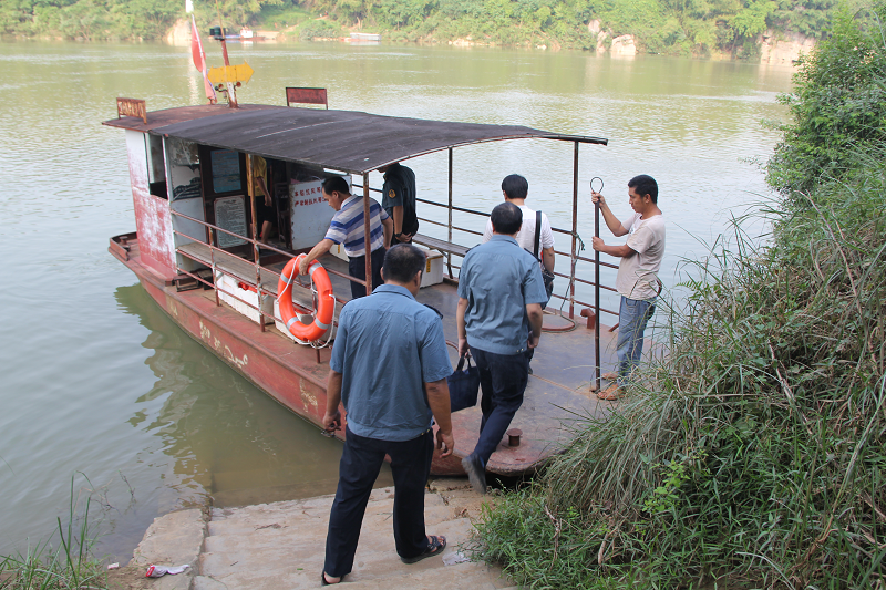 检查组在检查救生圈图.png 检查组在检查救生圈图.png