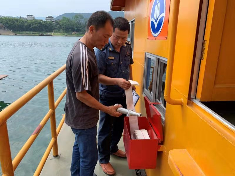 图为在丹洲东门湾码头进行消防安全设备检查.png 图为在丹洲东门湾码头进行消防安全设备检查.png