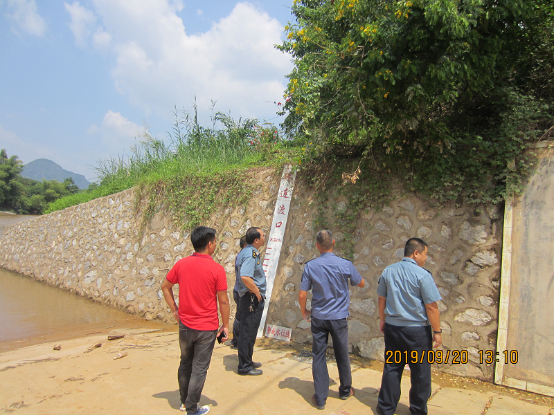 检查组在珠连查看汛期水位线情况.png 检查组在珠连查看汛期水位线情况.png