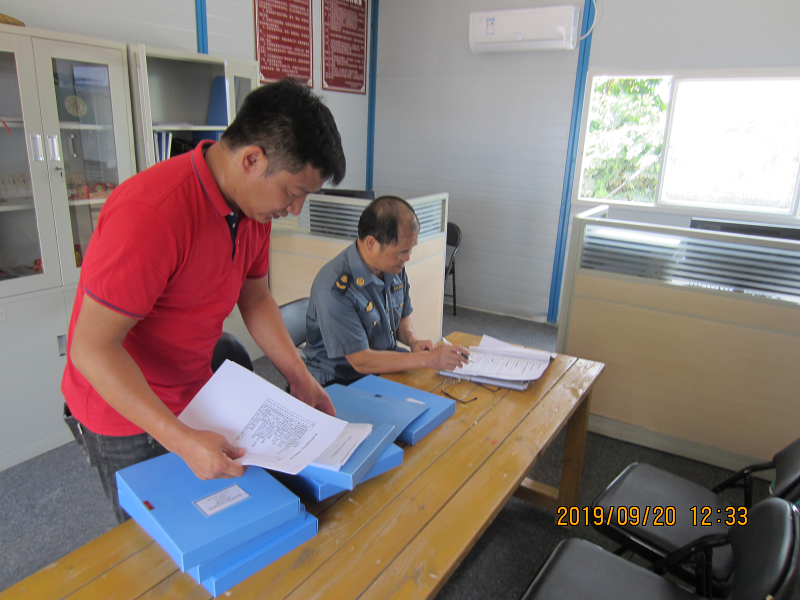 检查组在检查企业安全生产材料.png 检查组在检查企业安全生产材料.png