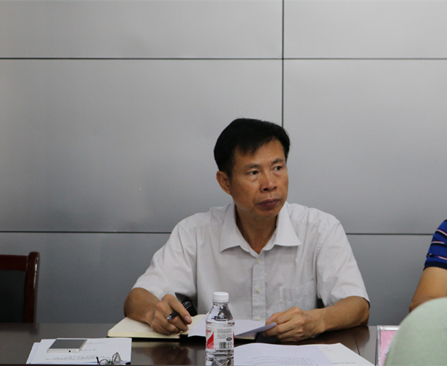 指挥长刘临雄认真听取施工方汇报(黎文学摄).png 指挥长刘临雄认真听取施工方汇报(黎文学摄).png