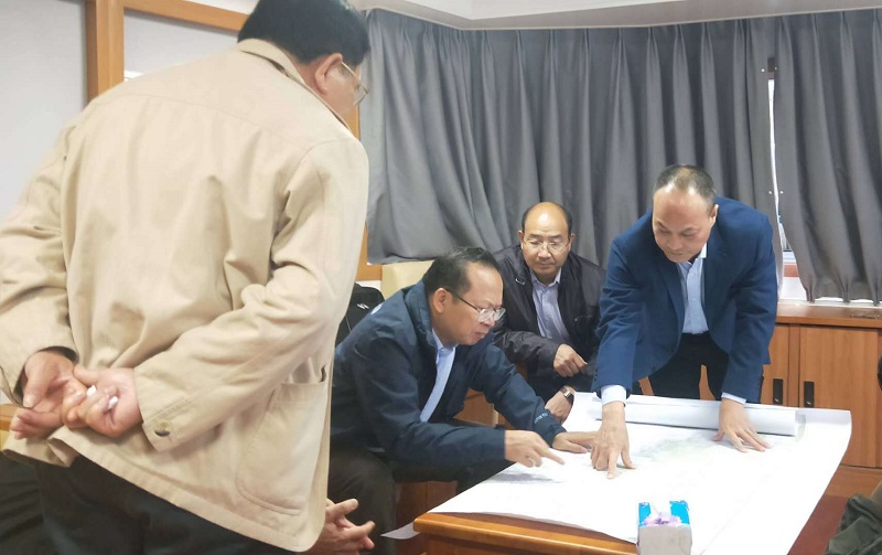 来宾市港航管理处主任黄春红向市委农生文书记汇报港口岸线建设规划情况.jpg 来宾市港航管理处主任黄春红向市委农生文书记汇报港口岸线建设规划情况.jpg