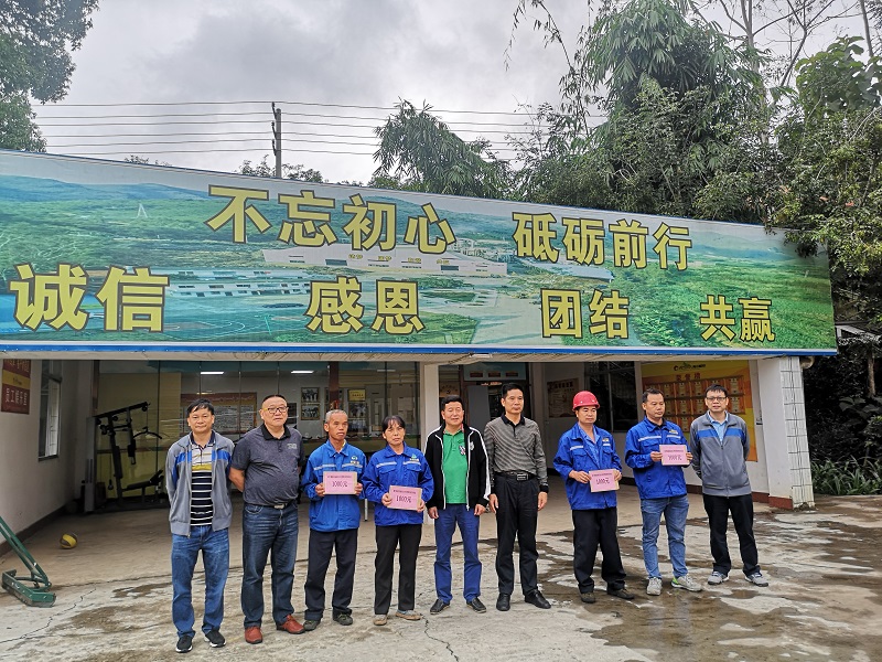 发放慰问金1.jpg 发放慰问金1.jpg