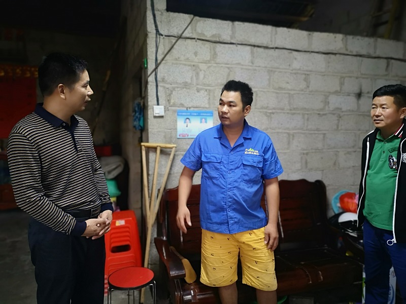 与困难群众交谈.jpg 与困难群众交谈.jpg