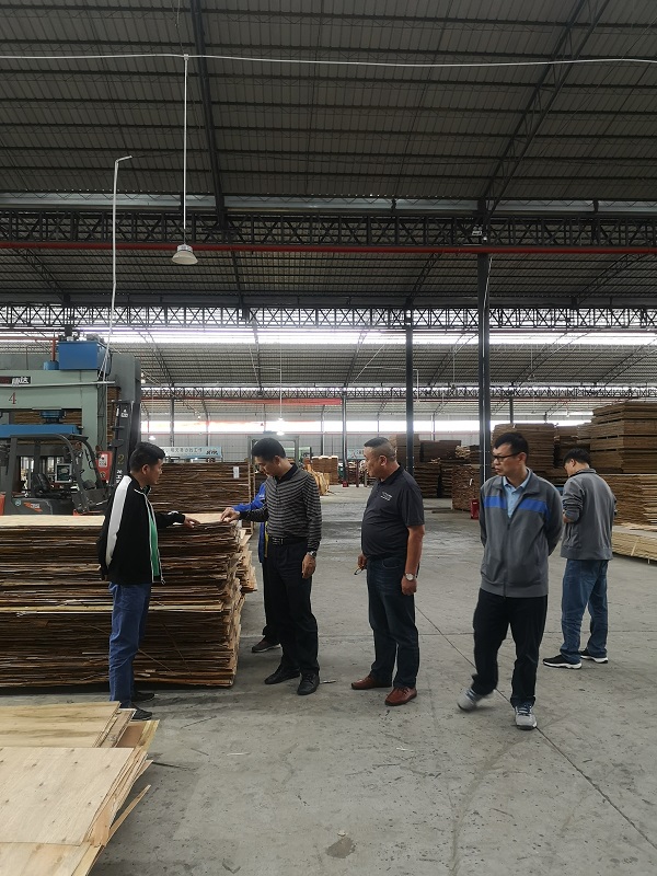 参观车间厂房.jpg 参观车间厂房.jpg