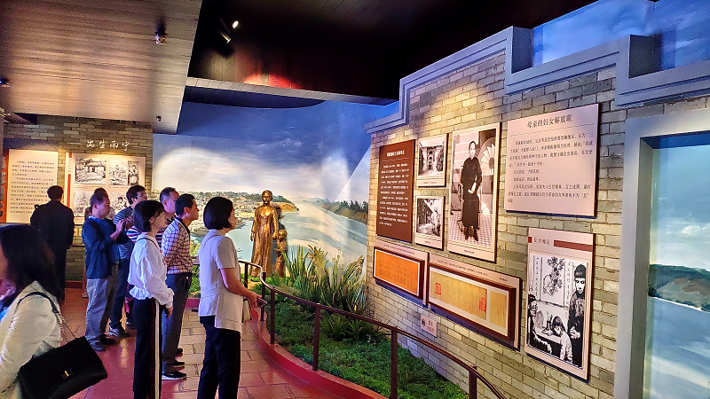 党员们认真参观.png 党员们认真参观.png