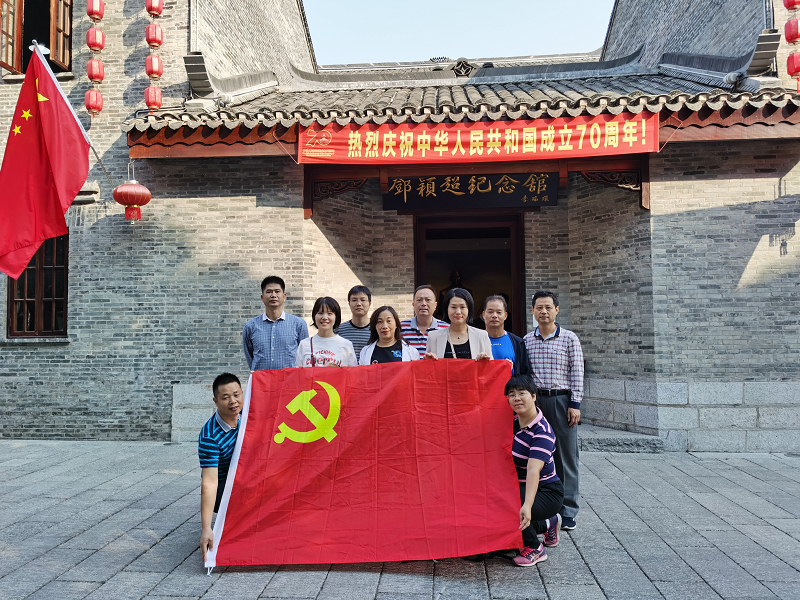 纪念馆前留影.png 纪念馆前留影.png