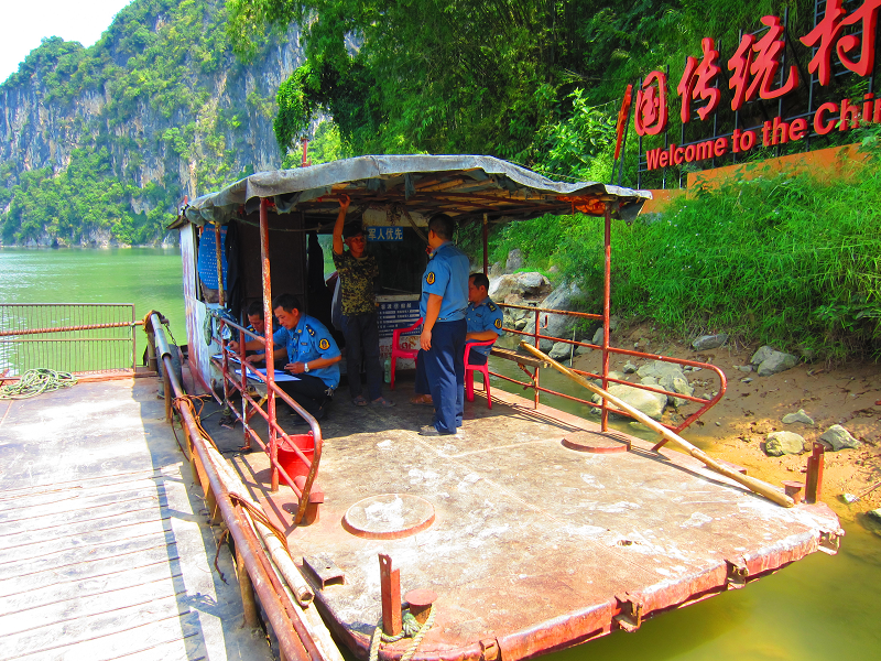 执法人员在给船主强调安全生产常识.png 执法人员在给船主强调安全生产常识.png