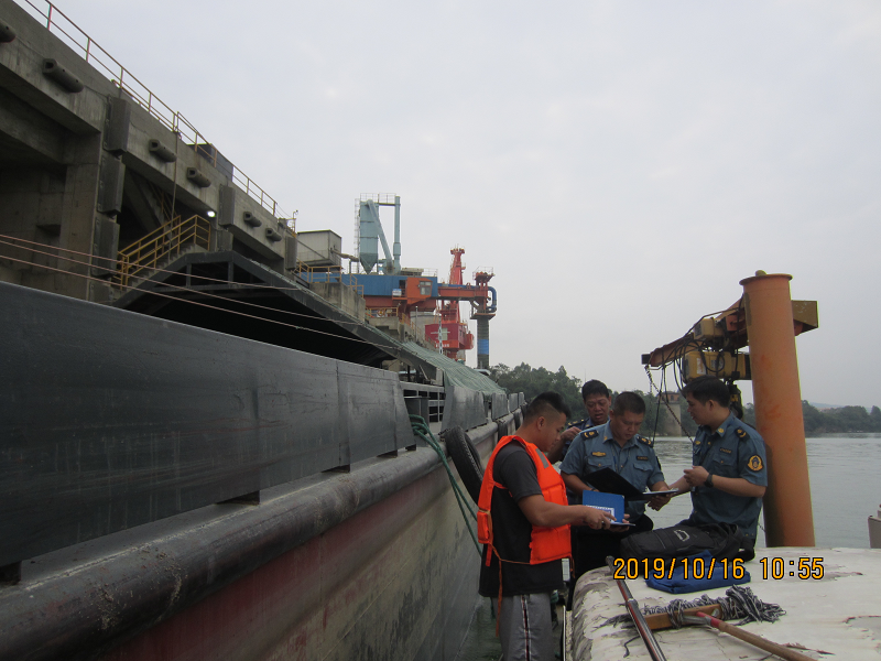执法人员在检查船舶证件.png 执法人员在检查船舶证件.png