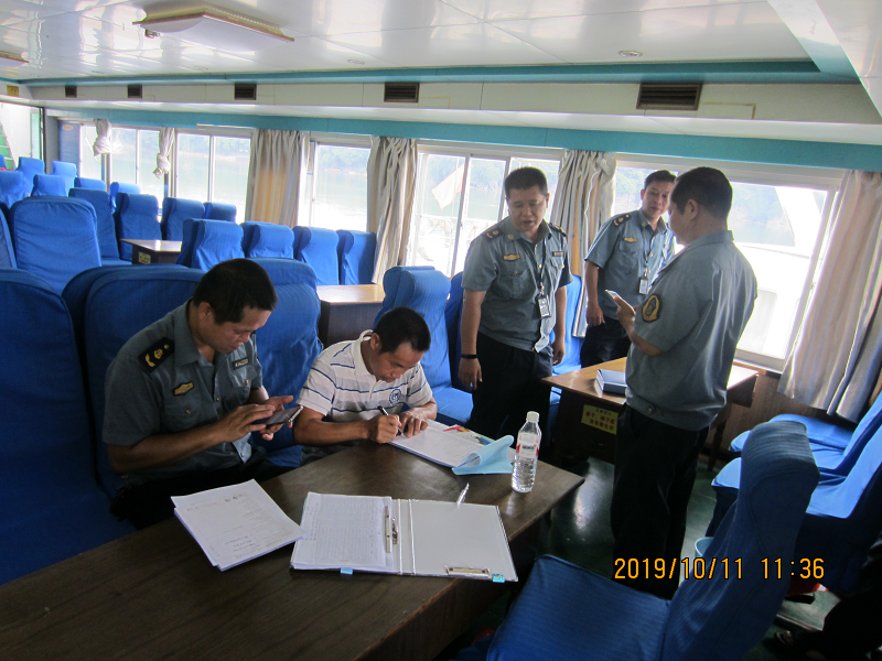 执法人员在检查游船证件.png 执法人员在检查游船证件.png