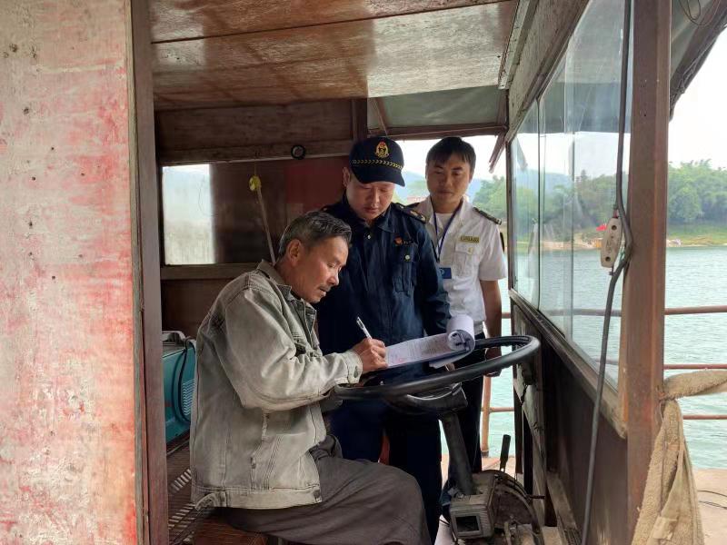 图为港航管理所执法人员下达责令整改通知书.jpg 图为港航管理所执法人员下达责令整改通知书.jpg