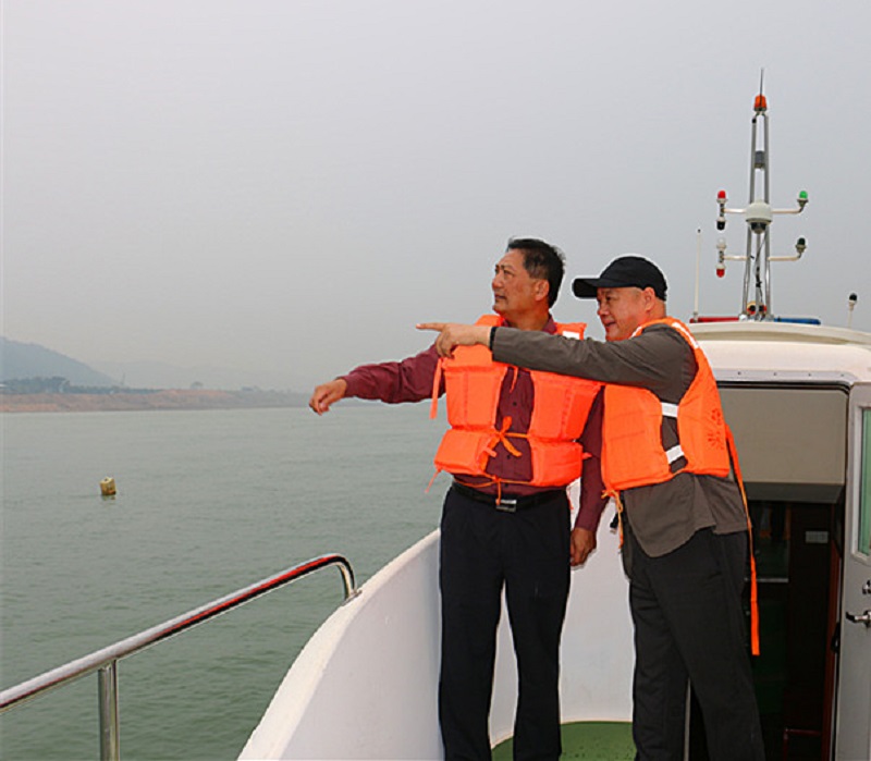 陪同人员向调研组组长介绍航道有关情况.jpg 陪同人员向调研组组长介绍航道有关情况.jpg