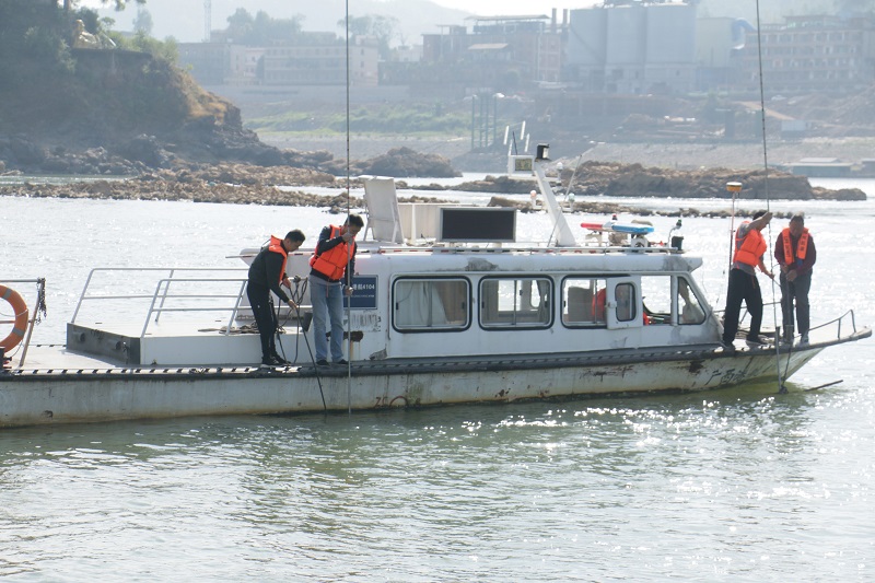 测绘处正在开展现场应急测量（?；耘纳悖?jpg