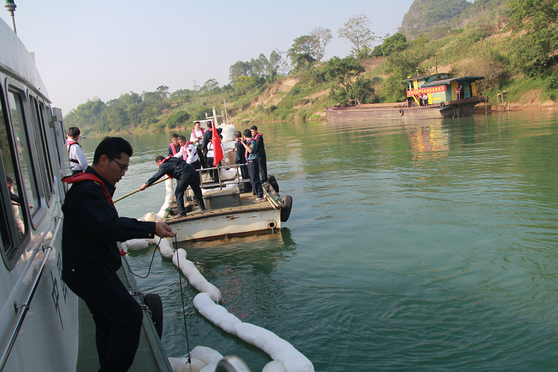 迅速铺设围油栏控制油污扩散.png 迅速铺设围油栏控制油污扩散.png