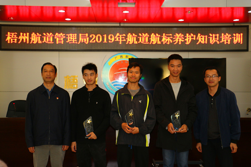 竞赛获奖的前三名航标工与领导合影1.JPG