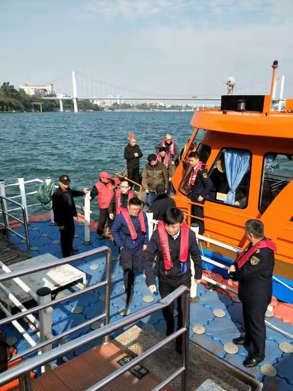 考察组到水上公交母港南车渡码头实地考察.png 考察组到水上公交母港南车渡码头实地考察.png