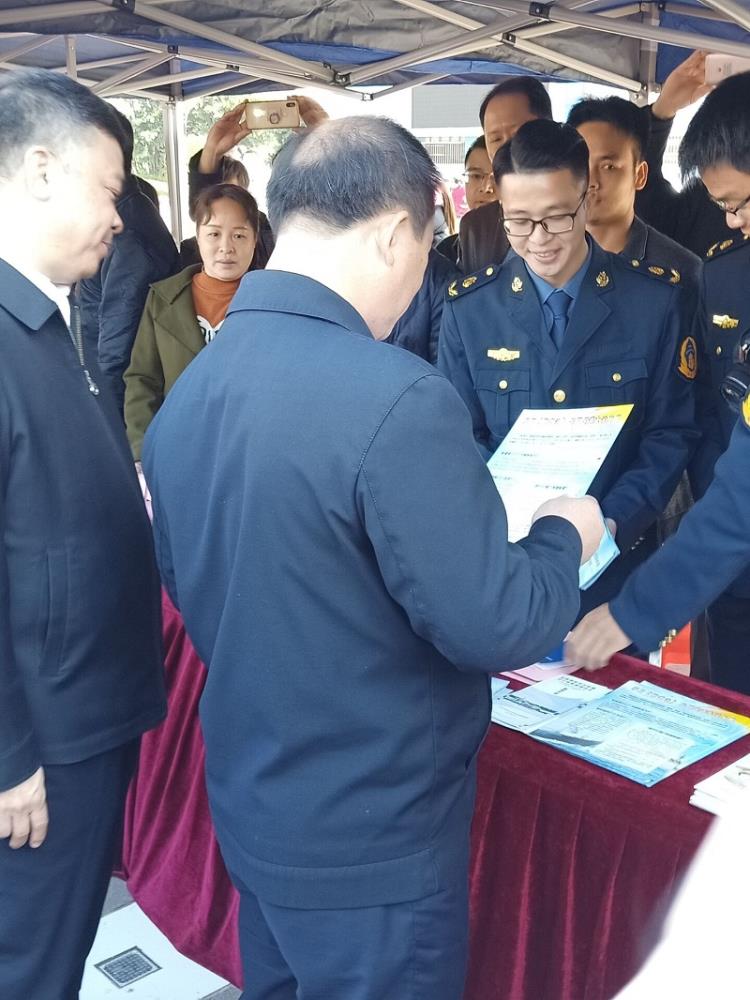 工作人员向市委书记全桂寿介绍梧州航道管理局的法律宣传工作.jpg 工作人员向市委书记全桂寿介绍梧州航道管理局的法律宣传工作.jpg