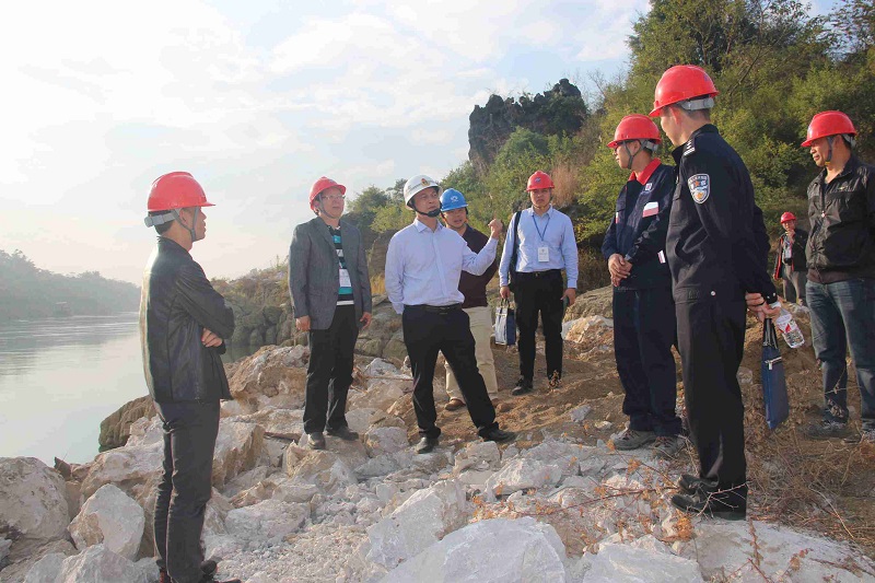 在龙珠石陆上炸石面实地调研，强调安全的重要性.JPG