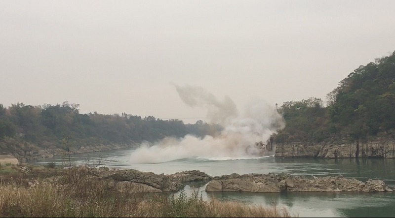 图一:古笪滩白沙洲陆上岩石爆破.png 图一:古笪滩白沙洲陆上岩石爆破.png