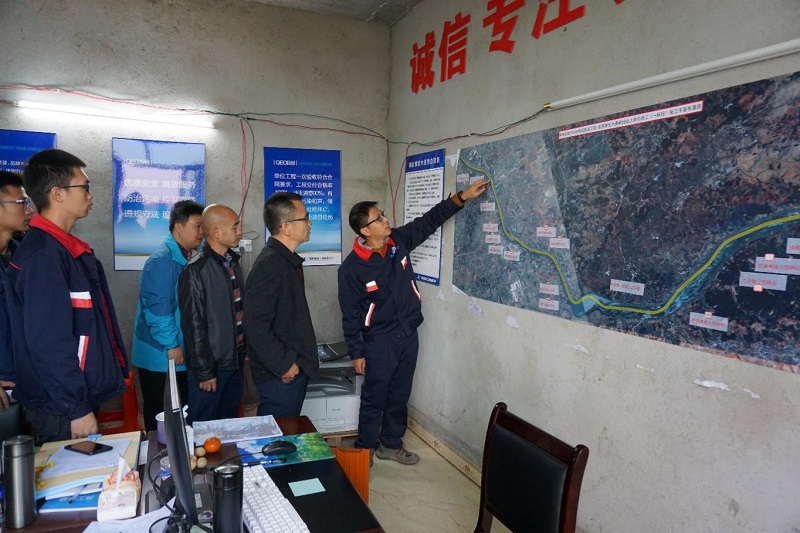 图二:在施工项目部了解工程进展情况.jpg 图二:在施工项目部了解工程进展情况.jpg