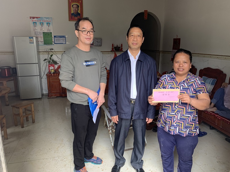 2、看望中心结对帮扶贫困户并送上慰问金1.jpg