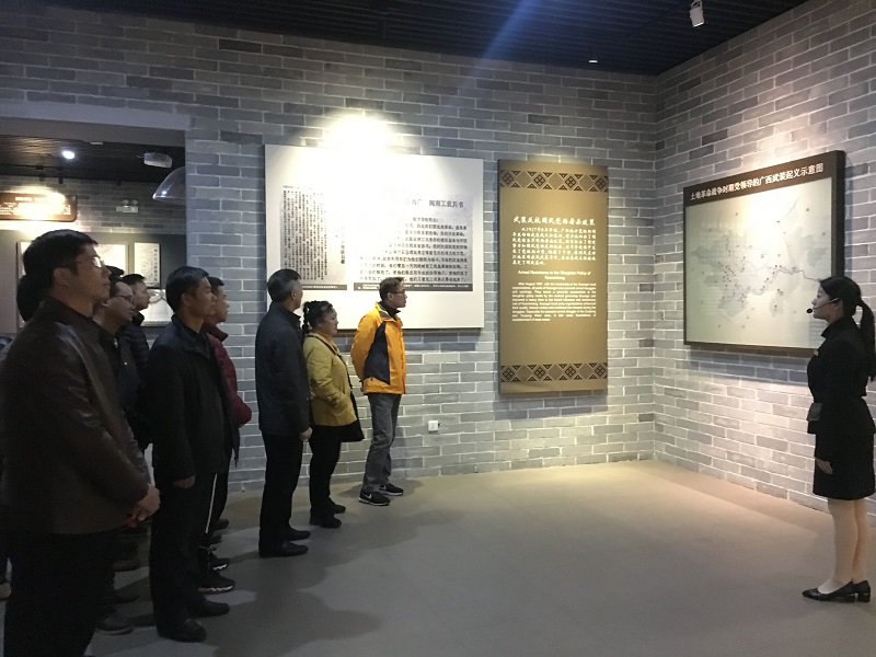 广西革命纪念馆内参观.jpg 广西革命纪念馆内参观.jpg