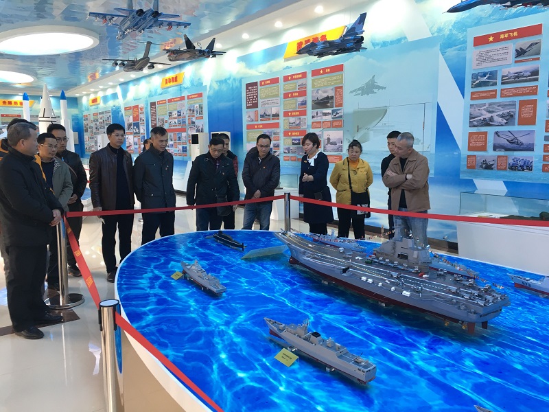 广西国防教育馆内参观.jpg 广西国防教育馆内参观.jpg