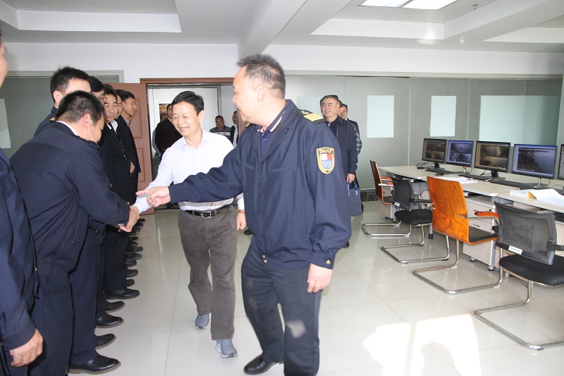 王劼耘副厅长与大家亲切握手.jpg 王劼耘副厅长与大家亲切握手.jpg