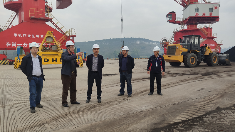 崇左市交通运输局局长陆文崭(中)率队检查崇左港中心港区濑湍作业区安全运行情况.png 崇左市交通运输局局长陆文崭(中)率队检查崇左港中心港区濑湍作业区安全运行情况.png